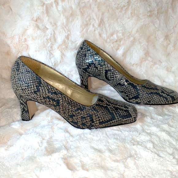Vintage Black and gray “snake skin”print heels - Picture 2 of 5